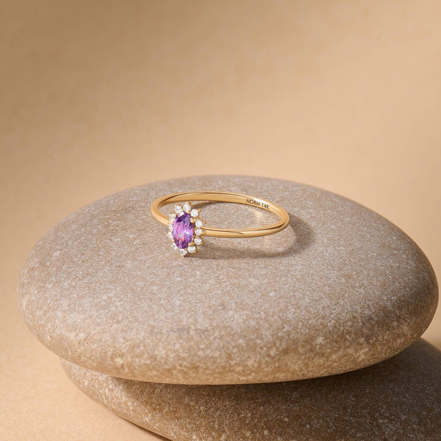 Minimalist Amethyst Oval Ring in Gold