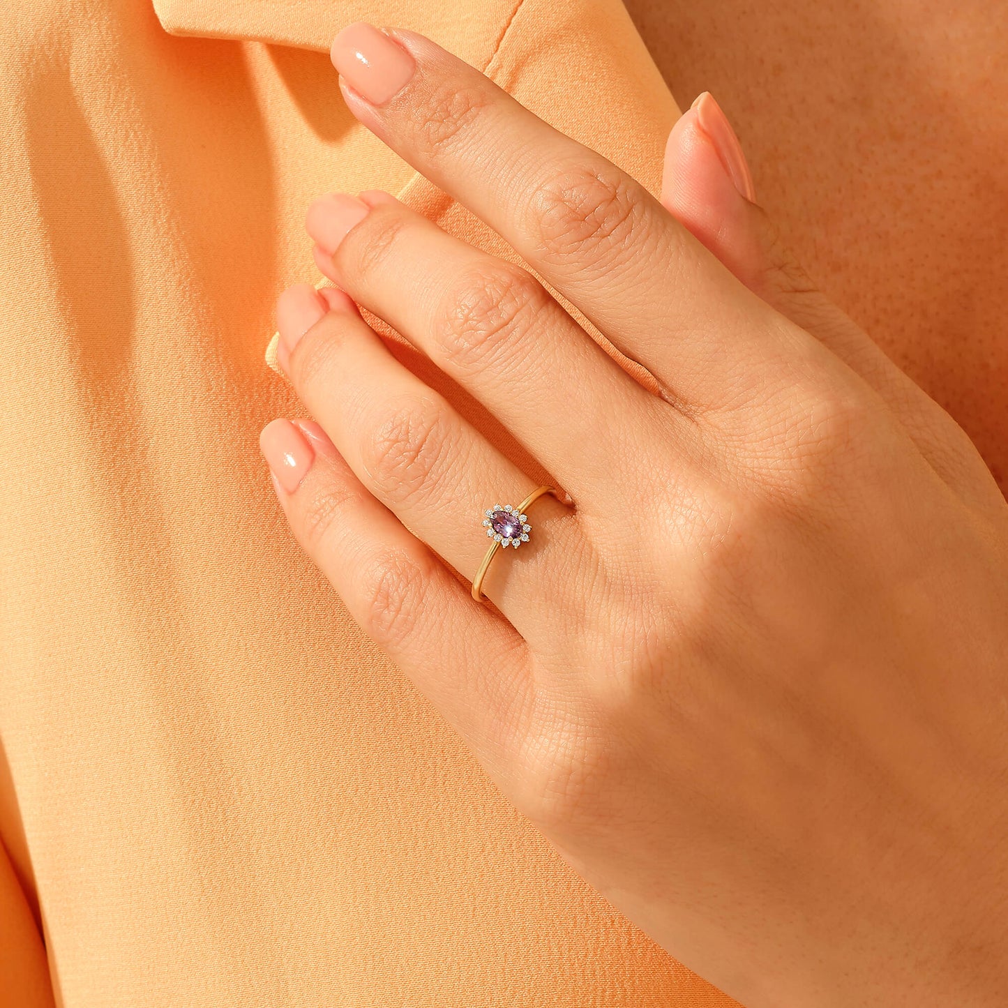 Minimalist Amethyst Oval Ring in Gold