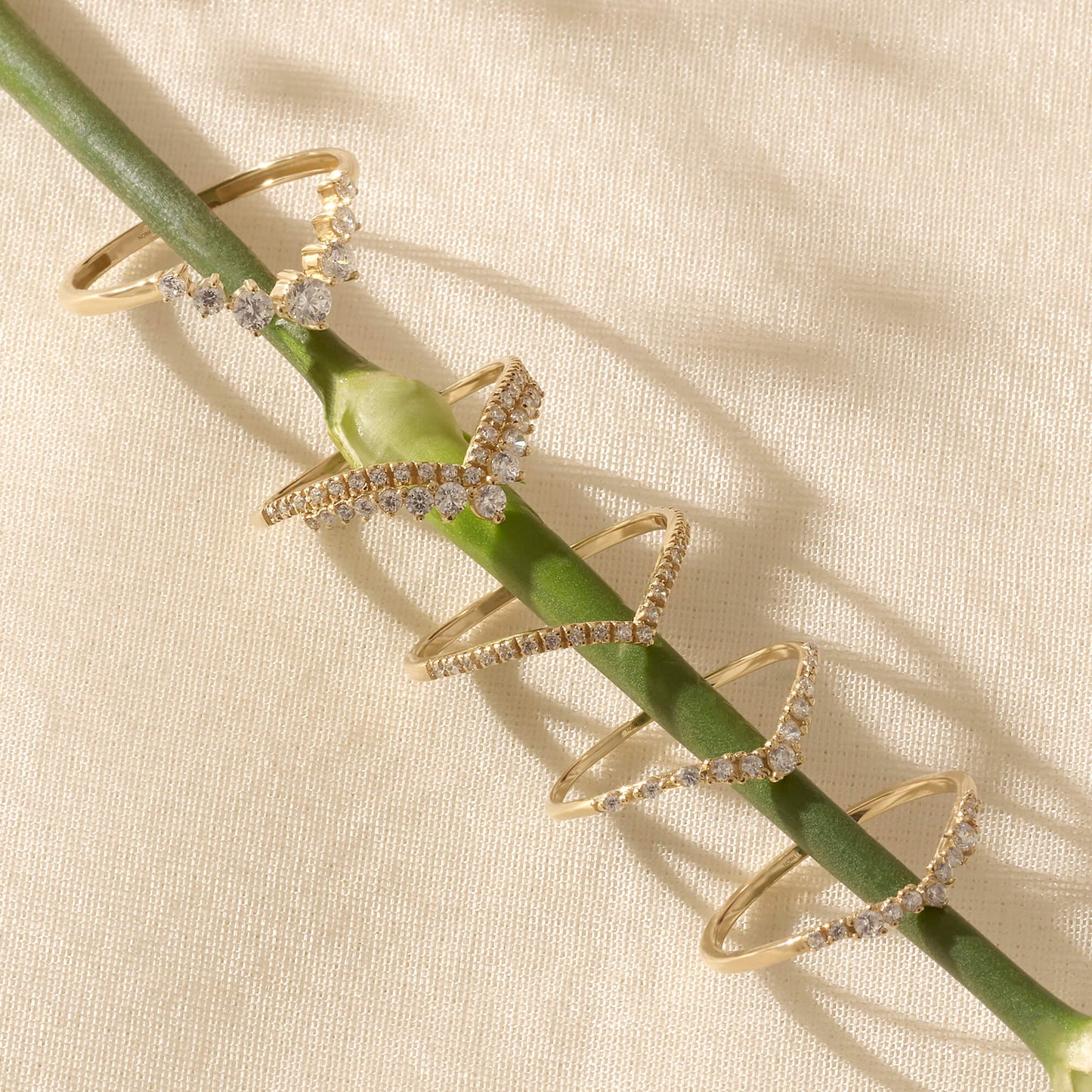 Minimalist Curve Ring in Gold