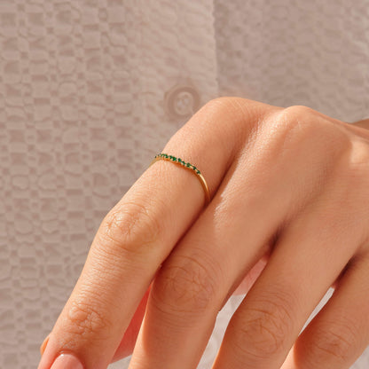 Minimalist Emerald Curve Ring in Gold