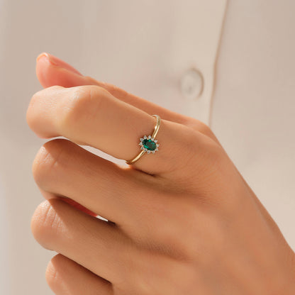Minimalist Emerald Oval Ring in Gold