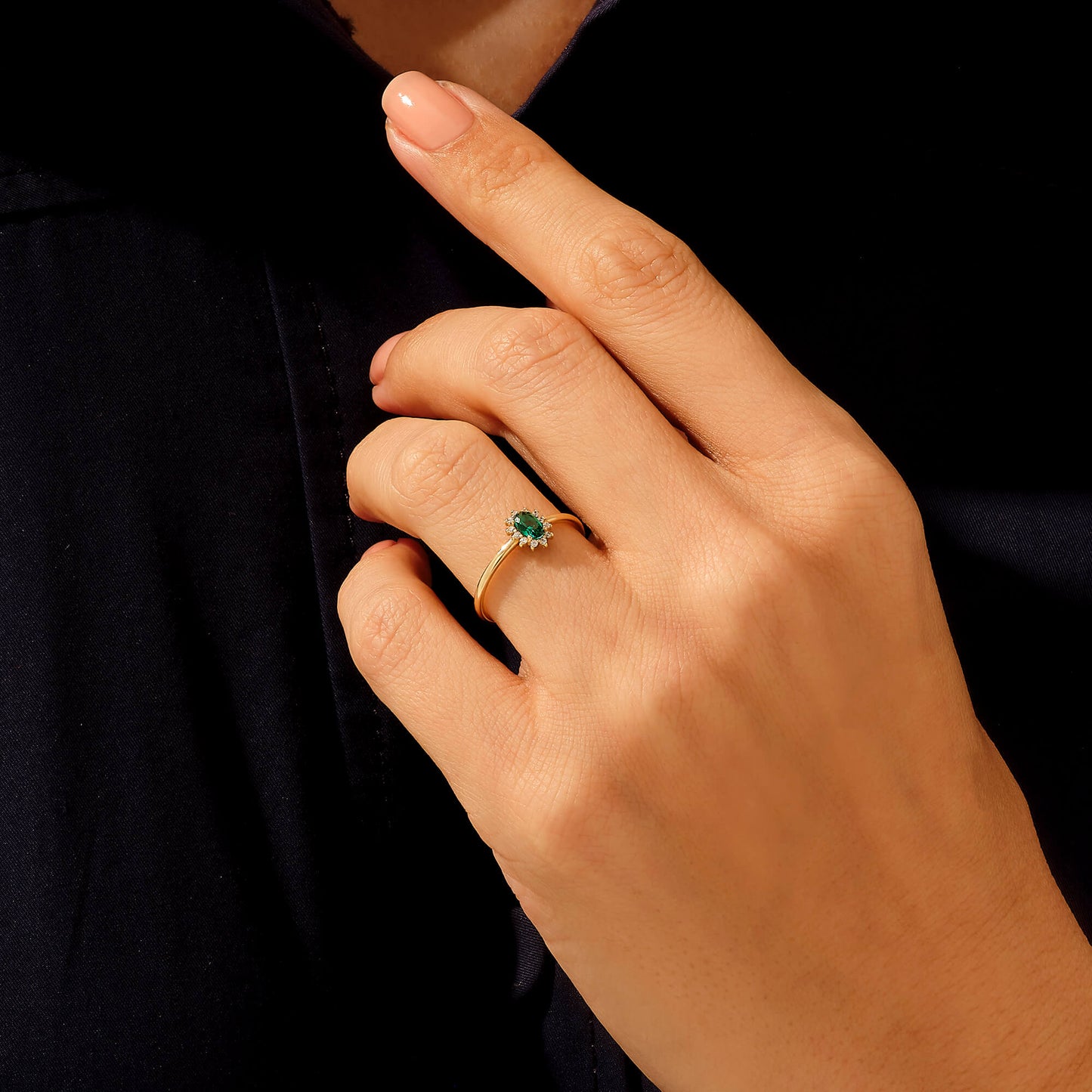 Minimalist Emerald Oval Ring in Gold