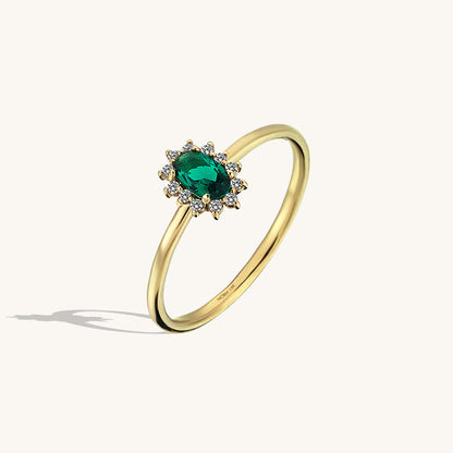 Minimalist Emerald Oval Ring in Gold