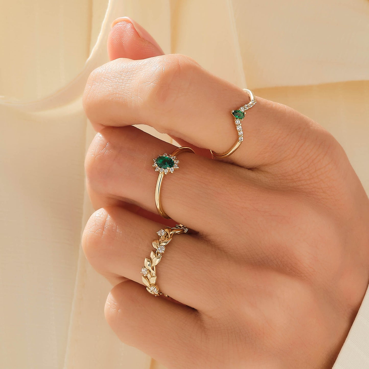 Minimalist Emerald Oval Ring in Gold