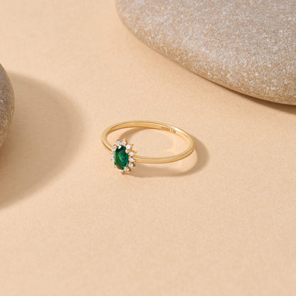 Minimalist Emerald Oval Ring in Gold