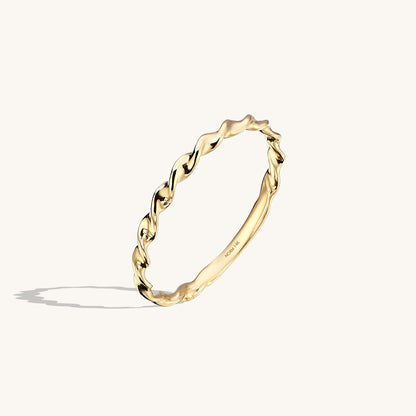 Minimal Twisted Ring in Gold