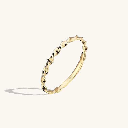 Minimal Twisted Ring in Gold