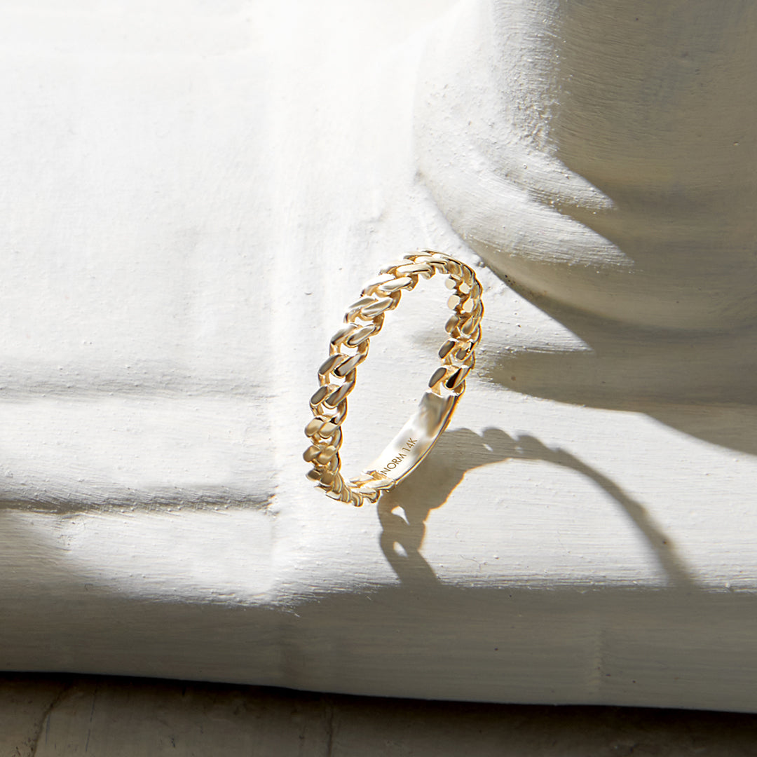 Minimalist Chain Ring in Gold