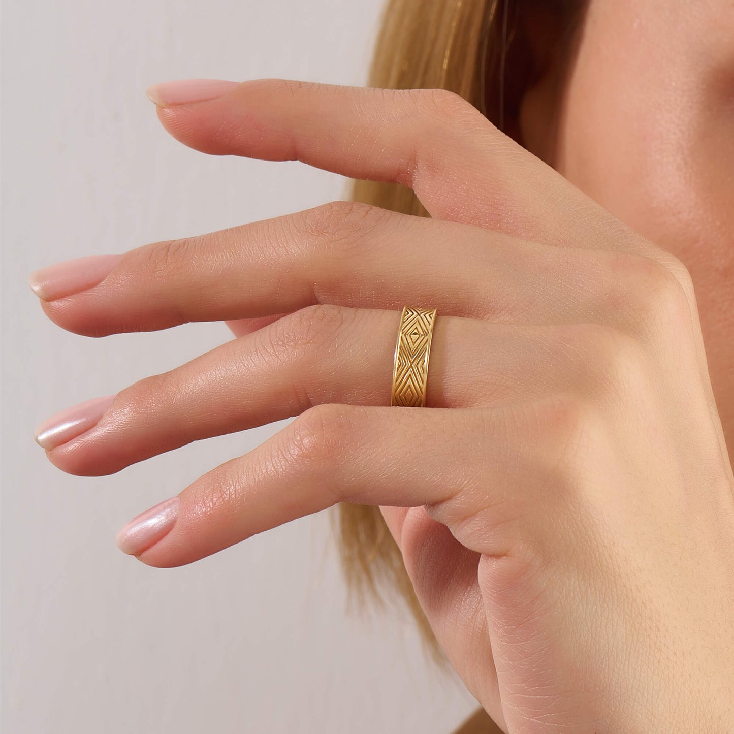 Rhombus Engraved Band Ring in Gold