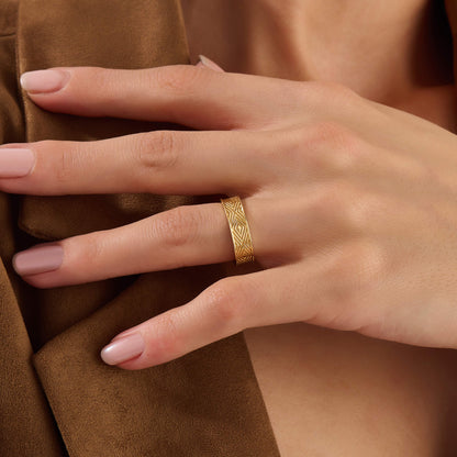 Rhombus Engraved Band Ring in Gold