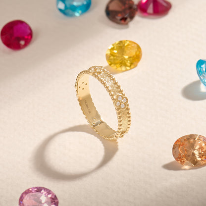 Shamrock Band Ring in Gold