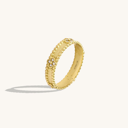 Shamrock Band Ring in Gold