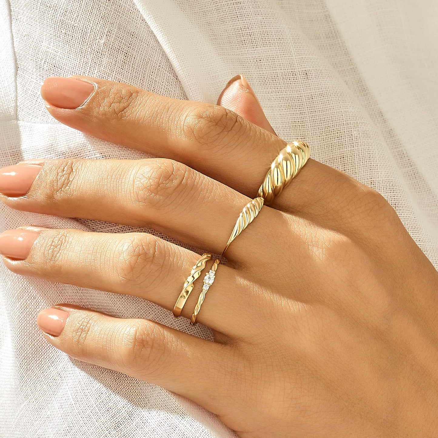 Slim Croissant Ring in Gold