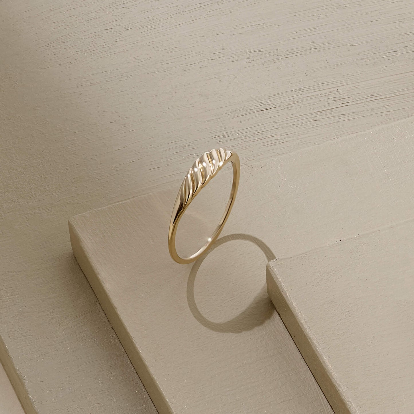 Slim Croissant Ring in Gold