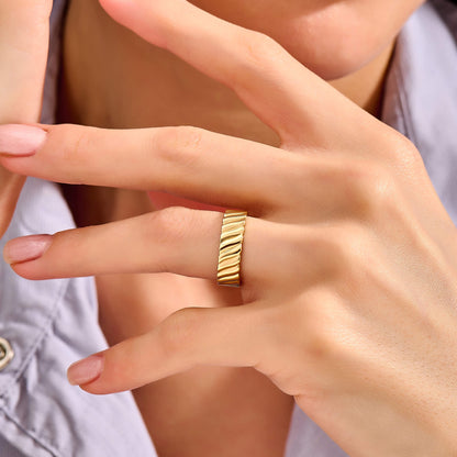 Twill Twist Band Ring in Gold