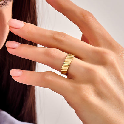 Twill Twist Band Ring in Gold