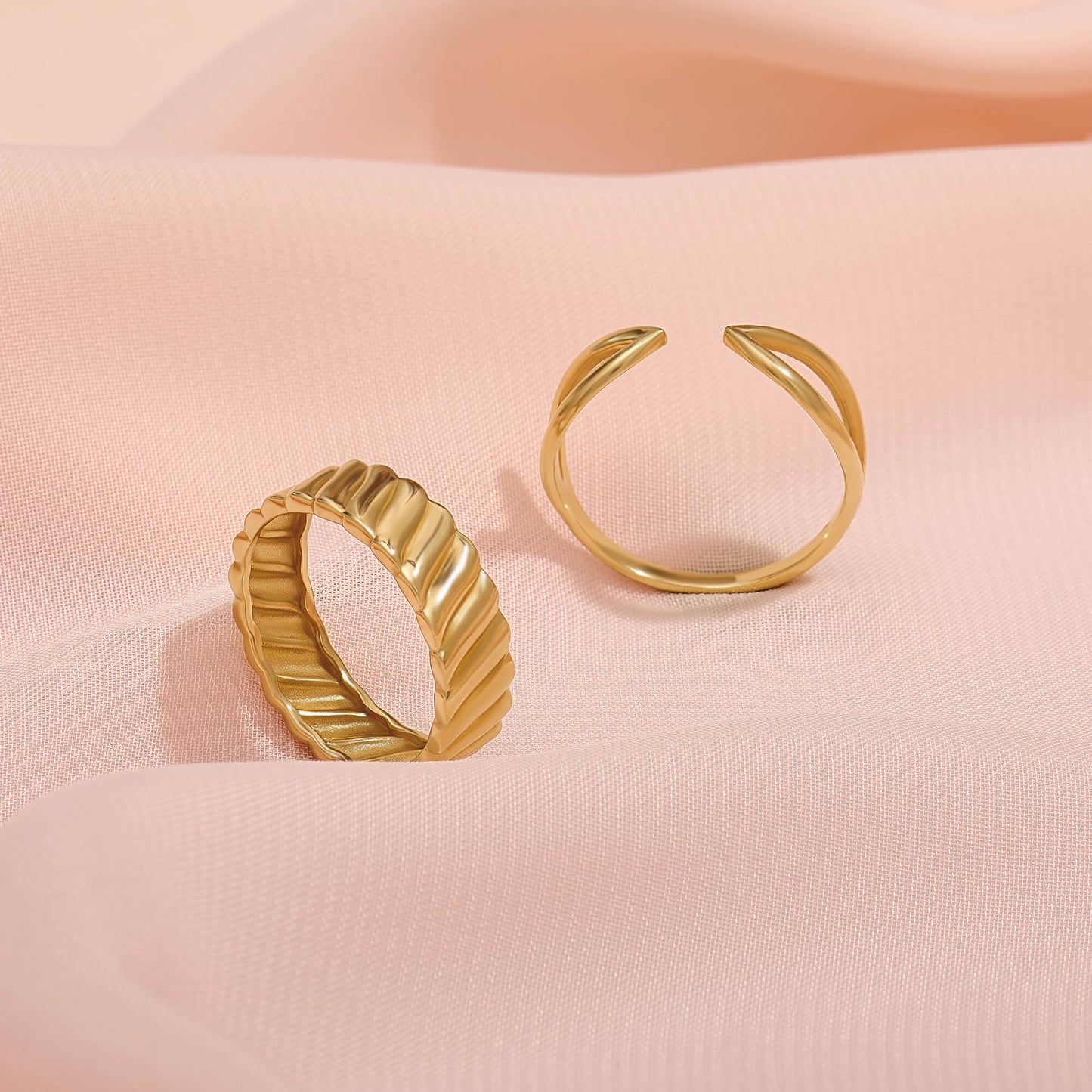Twill Twist Band Ring in Gold