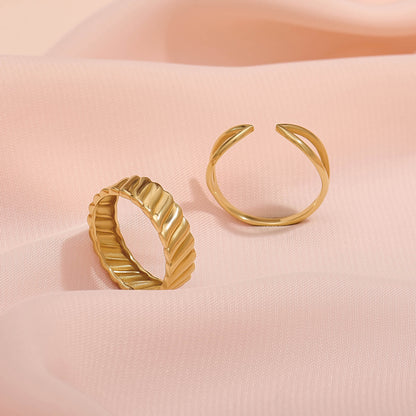 Twill Twist Band Ring in Gold