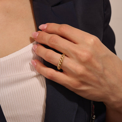 Twisted Croissant Ring in Gold