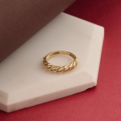 Twisted Croissant Ring in Gold