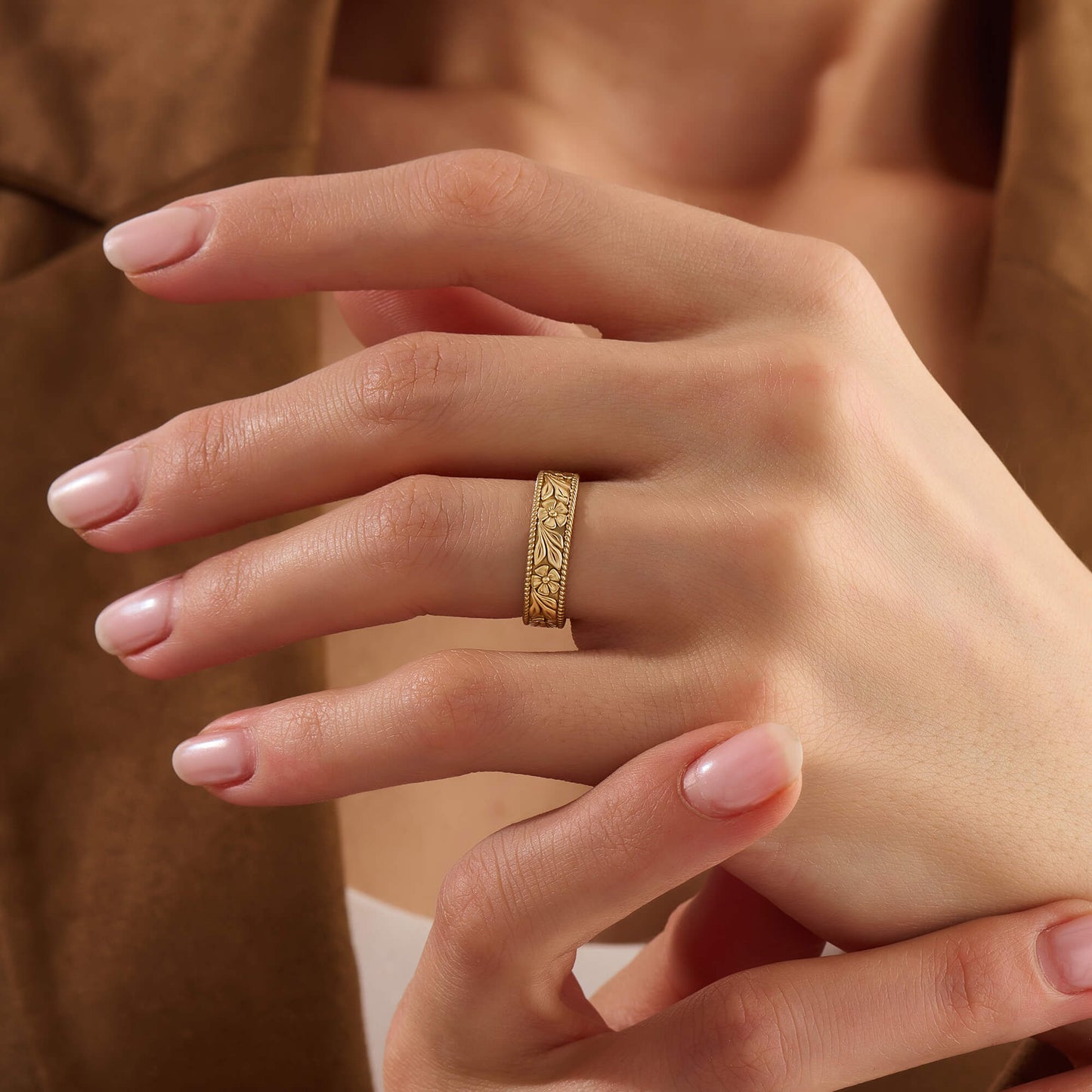Vintage Flower Band Ring in Gold