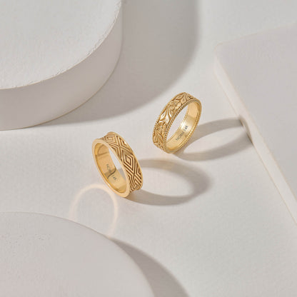 Rhombus Engraved Band Ring in Gold