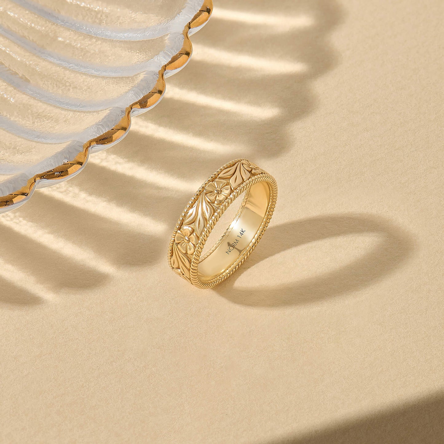 Vintage Flower Band Ring in Gold