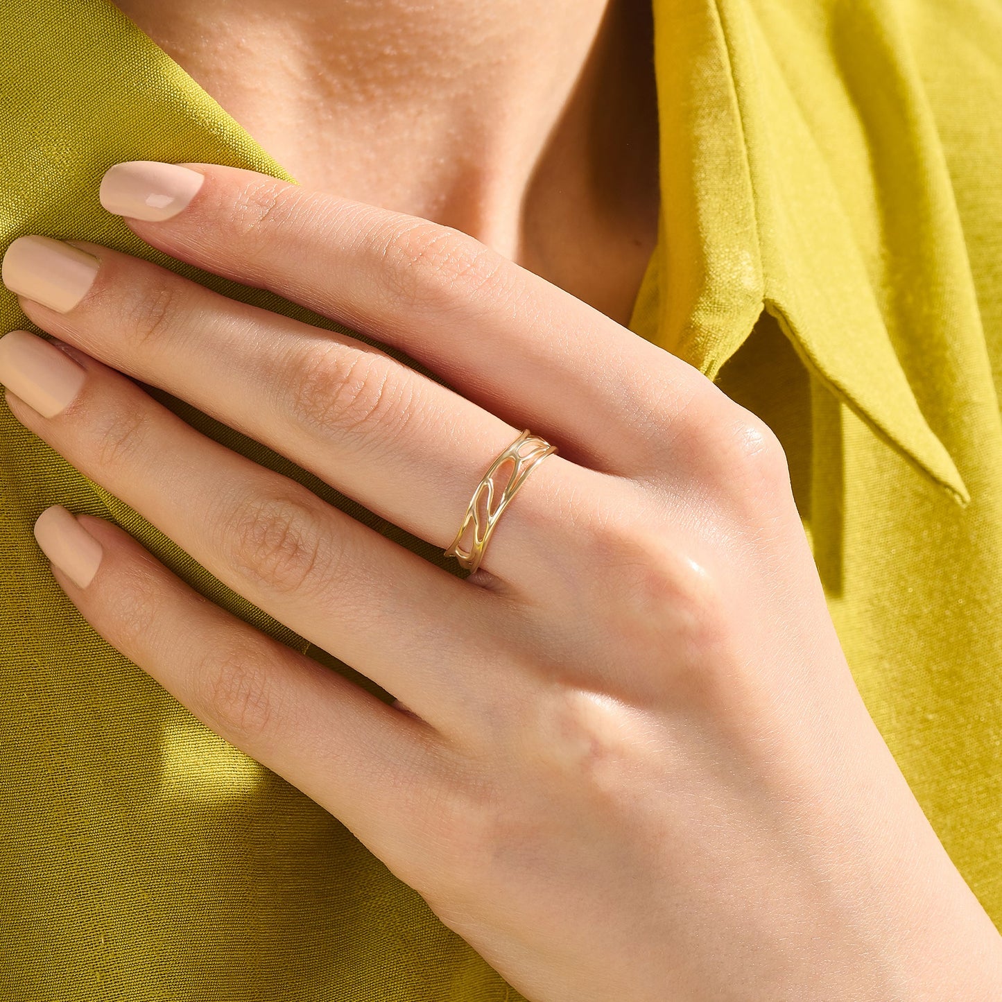 Wave Outline Band Ring in Gold
