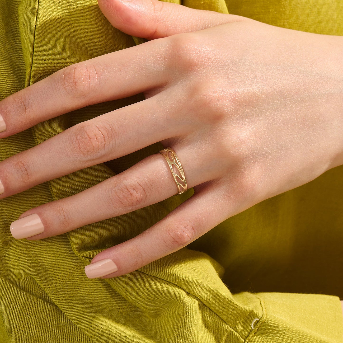 Wave Outline Band Ring in Gold
